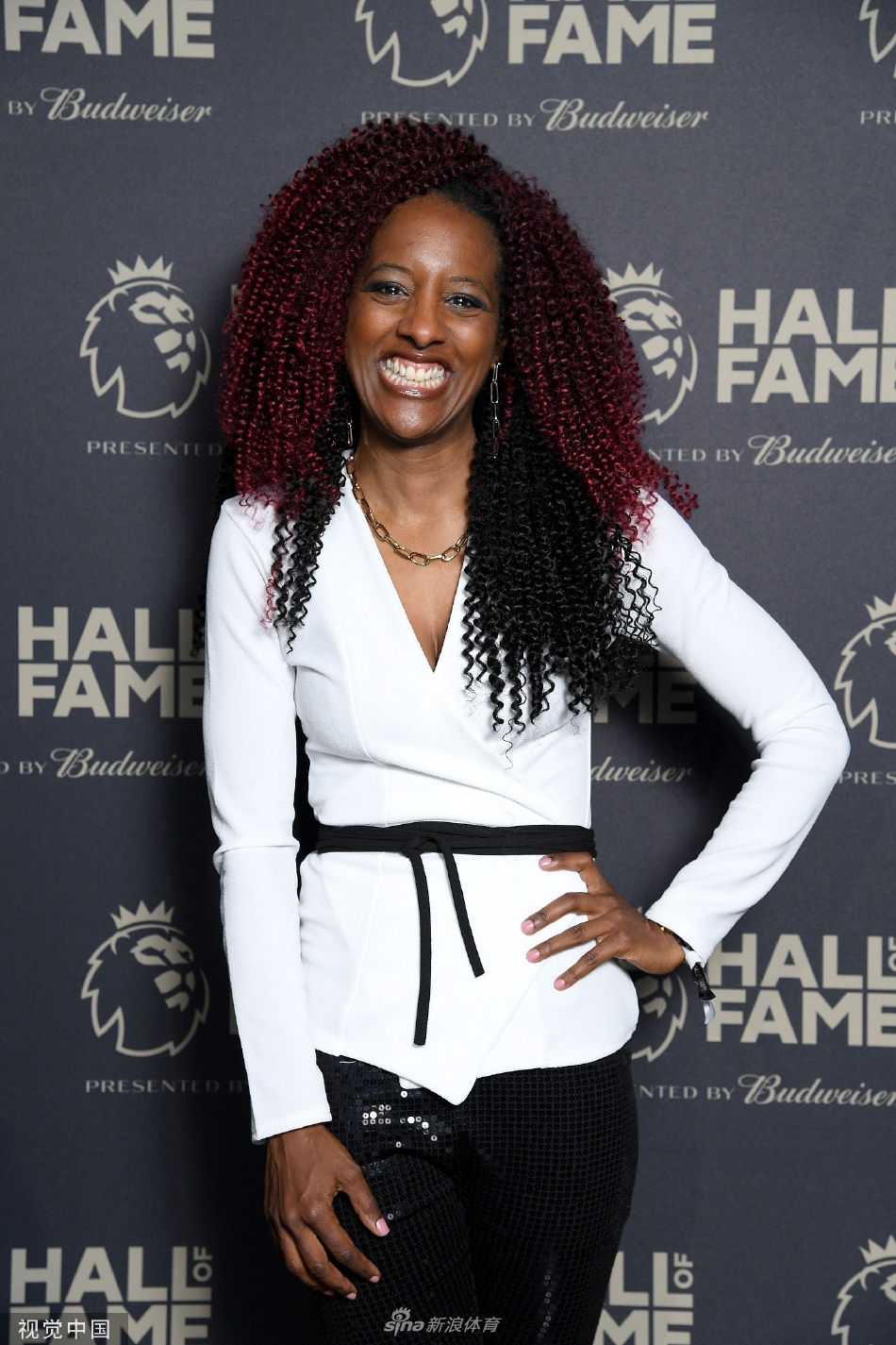 曼联锋线传奇鲁尼在典礼上开怀大笑，与人们记忆中那个充满能量的追风少年身影重叠