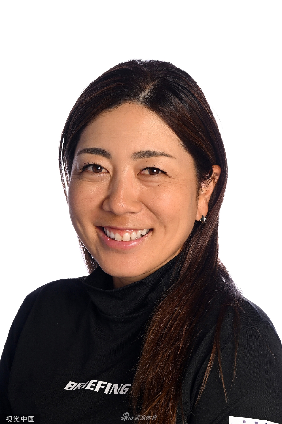 石昱婷换上黑色无袖训练服，双手持铁杆于胸前，眼神锐利直视镜头，背后光影交织凸显其健美的手臂线条与专业气质。