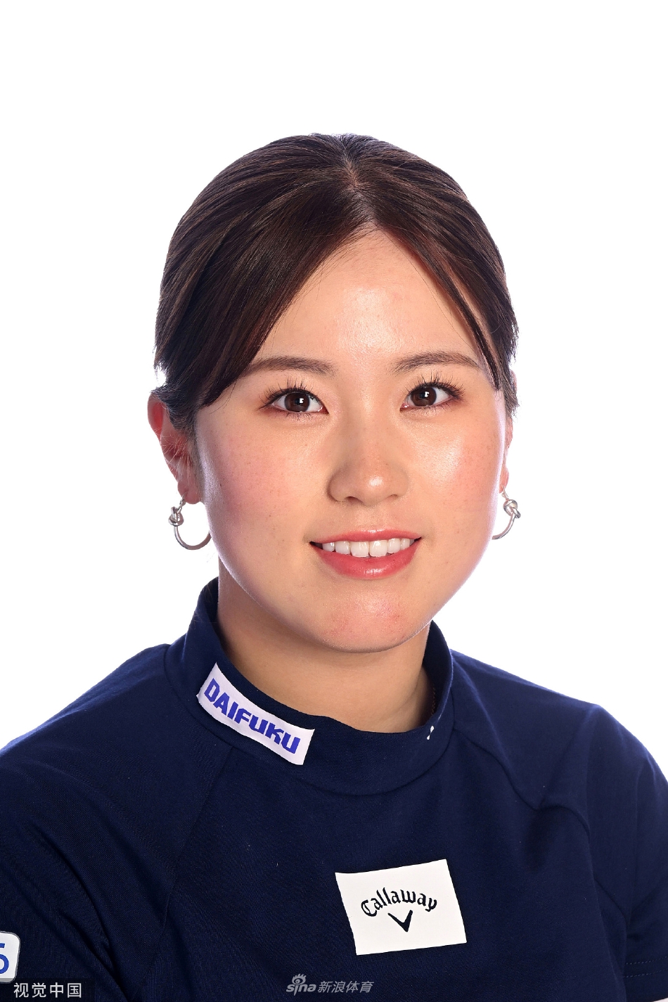 刘依一换上优雅的V领深色上衣，微微侧身回眸，发丝轻扬，眼神中透着温柔与坚定，展现出女性运动员的柔韧与力量。