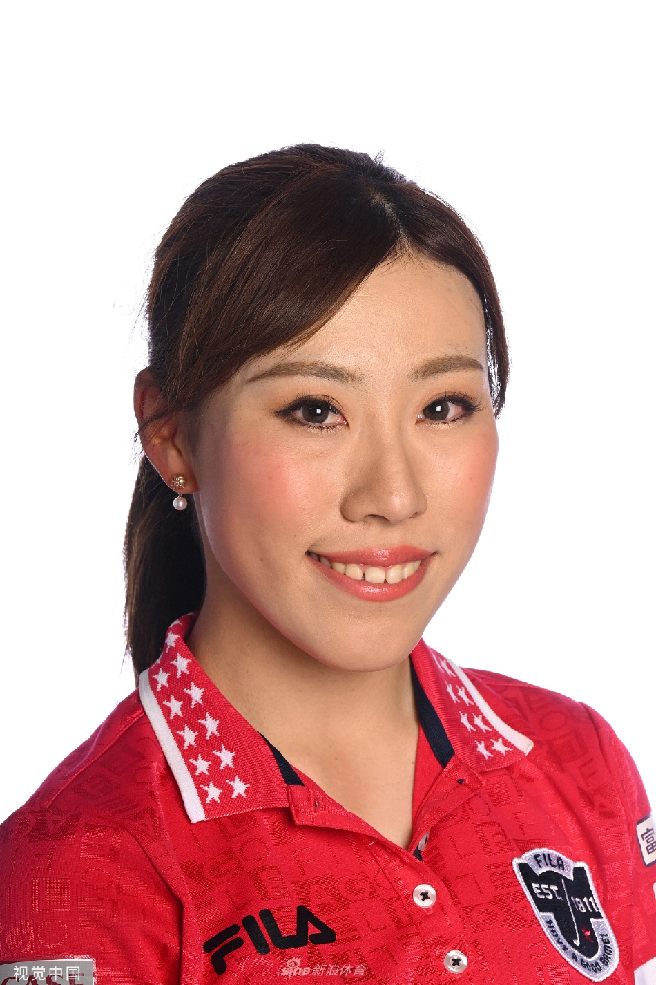 一位年轻球手身穿浅灰色POLO衫，双手自然下垂握杆，站在明亮背景前展露略带羞涩的清新笑容，充满青春活力。