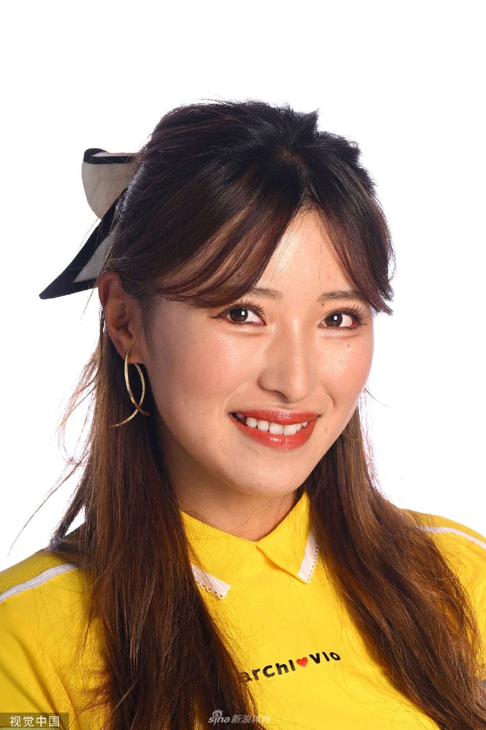 最后一张大合影，多位高尔夫女将并肩站立，身穿统一色调的运动服饰，在镜头前绽放出各具特色的笑容，凝聚成一道充满希望与朝气的体育风景线。