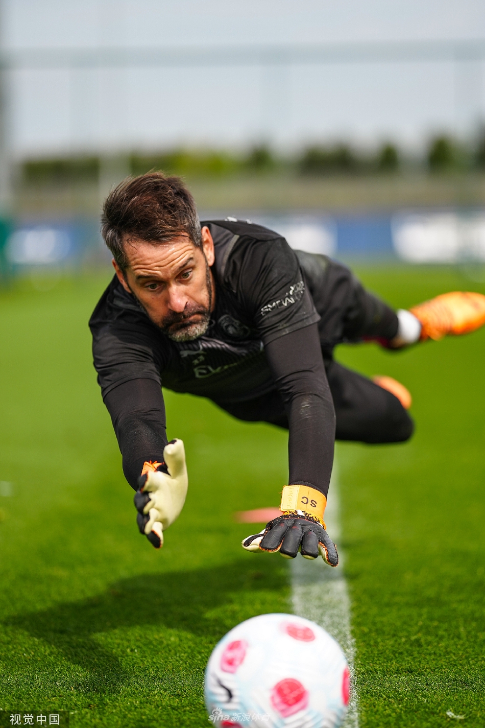 罗德里在训练中高高跃起争顶头球，肌肉线条在阳光下犹如古希腊雕塑般充满力量感