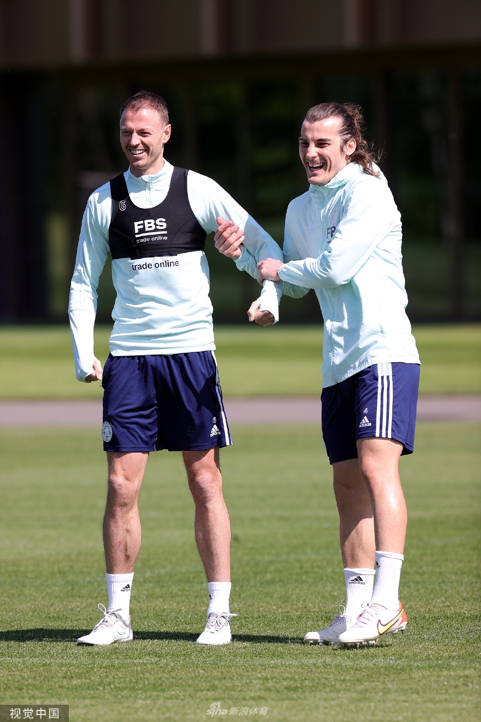 莱斯特城门将高高跃起扑救训练中的射门，动作舒展如展翅的雄鹰