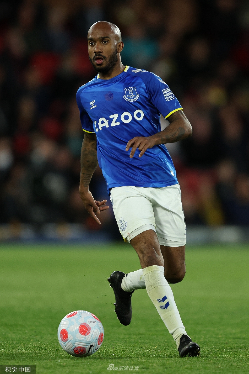 比赛结束后，埃弗顿球员走向客队看台，向远道而来的球迷致谢