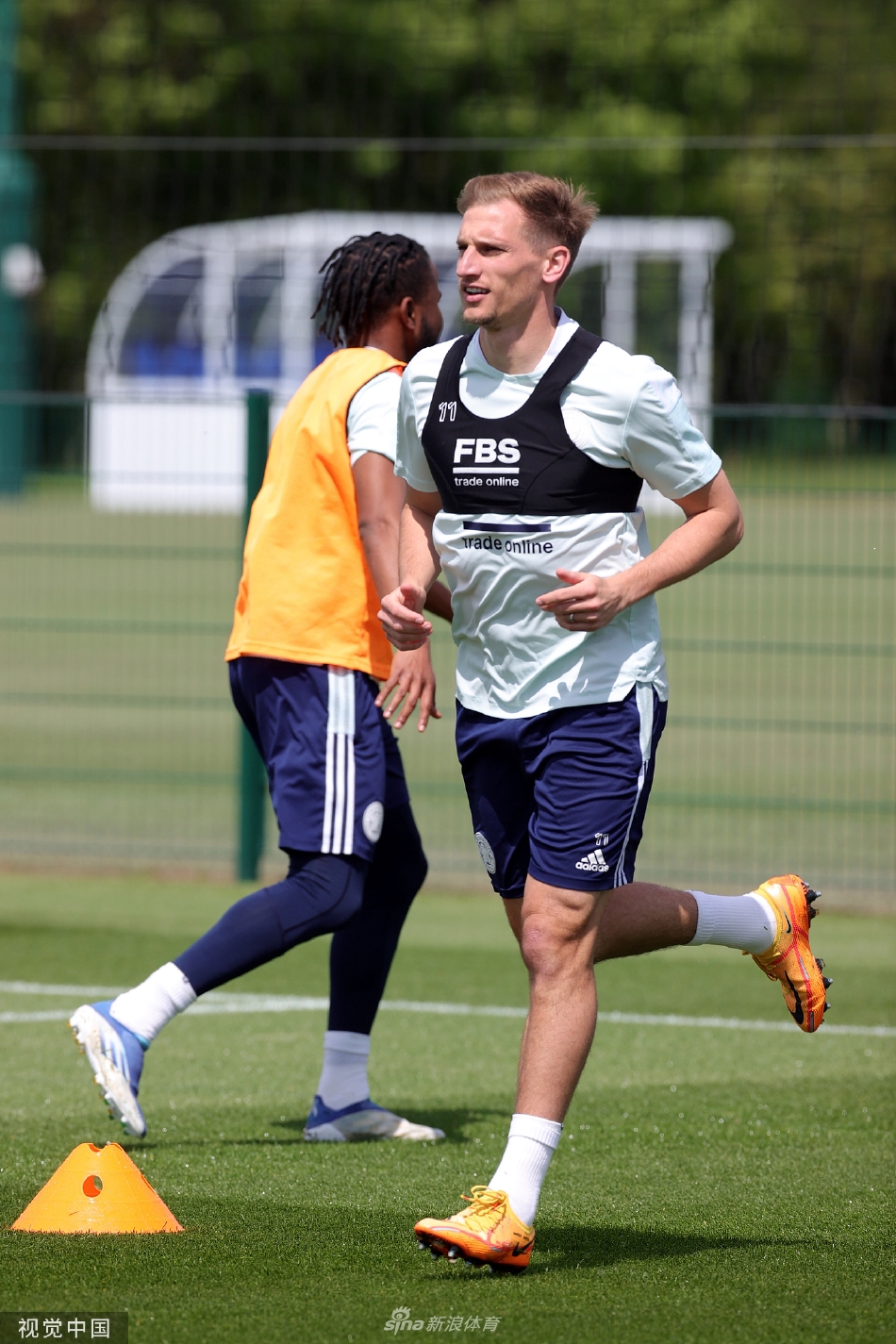 门将卡斯帕·舒梅切尔飞身跃起扑救险球，身体完全舒展，眼神锐利如鹰，守护着球队的最后一道防线。