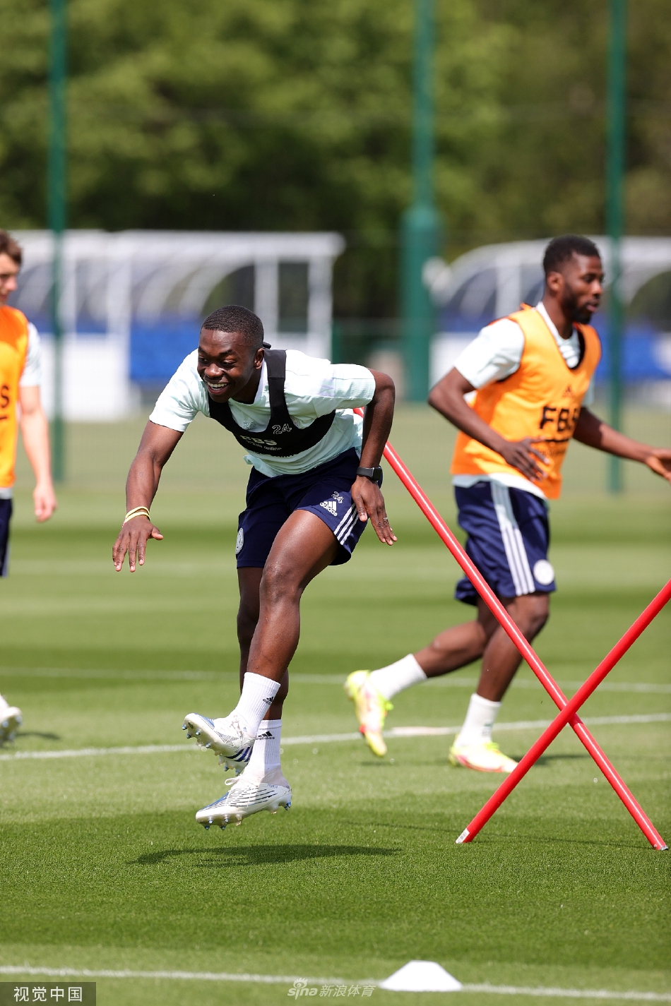 核心球员詹姆斯·麦迪逊在专注进行盘带练习，足球仿佛粘在他的脚上，展现出超凡的个人技术。