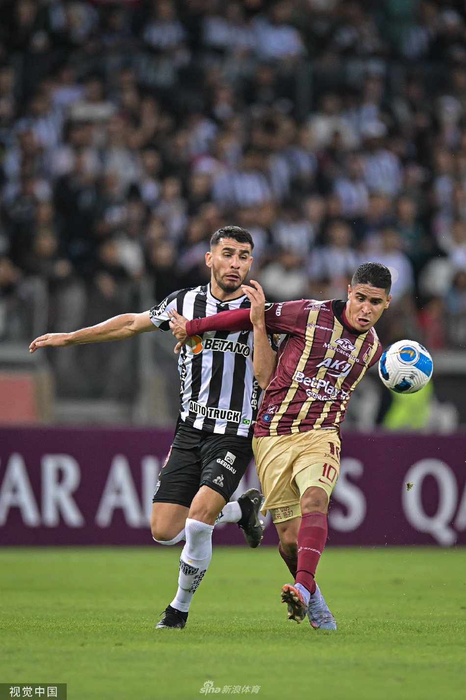 托利马体育的门将飞身扑救，身体完全展开，指尖几乎触到皮球，展现了顶级门将的反应速度与柔韧性