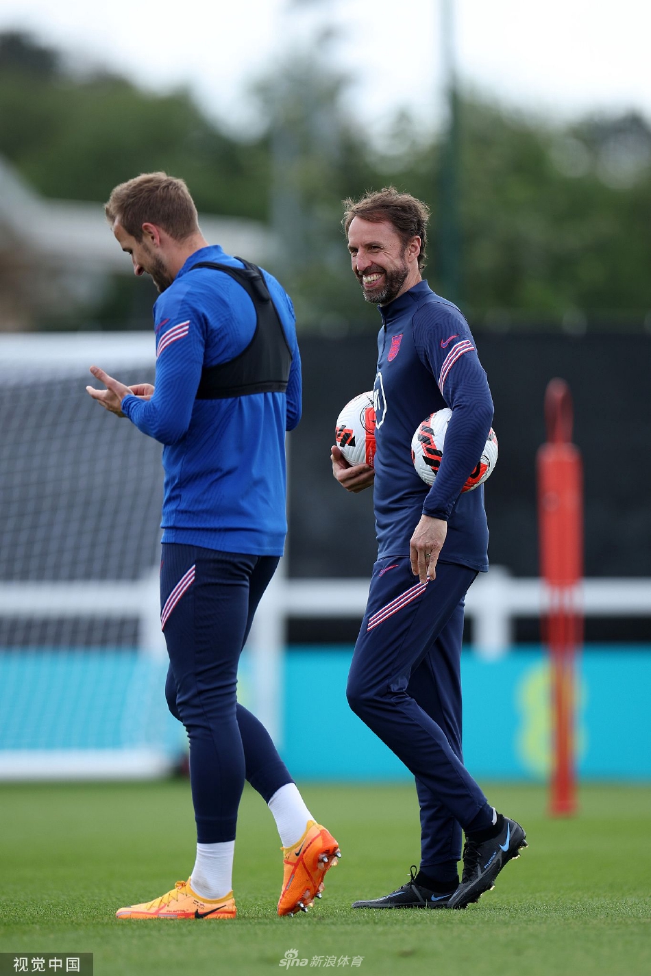 年轻的前锋塔米·亚伯拉罕在训练中起脚射门，动作舒展有力。作为球队进攻端的新鲜血液，他的表现将可能为球队的锋线带来新的活力与选择。