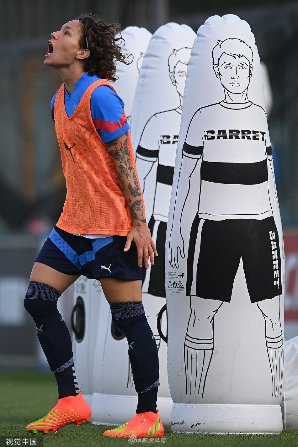 守门员飞身侧扑，奋力封堵一次极具威胁的射门