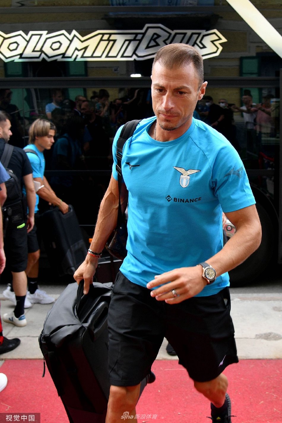 主帅萨里与教练组在训练场边专注地观察球员状态并进行战术部署