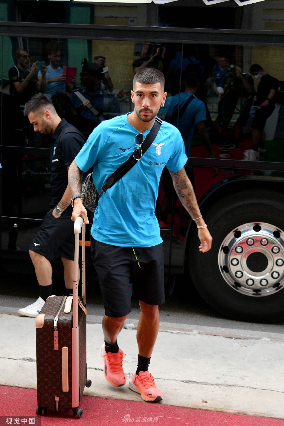 训练间隙，球员们在优美的自然风光中放松交流，团队氛围融洽