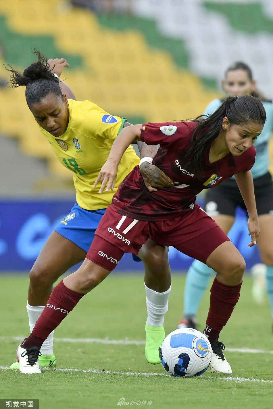 巴西队后卫拉斐尔在角球防守中高高跃起，力压对方进攻球员，以一记强有力的头球将危险解围出禁区，展现出色的制空能力。