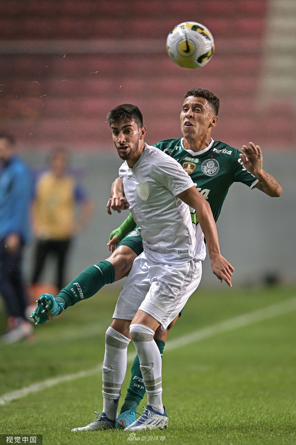 米内罗美洲门将飞身跃起，单掌将一次极具威胁的射门奋力托出横梁，化解了门前险情