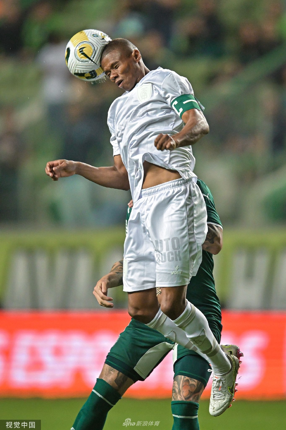 帕尔梅拉斯球员进球后狂奔至角旗区，张开双臂接受客场球迷的欢呼，脸上写满激动