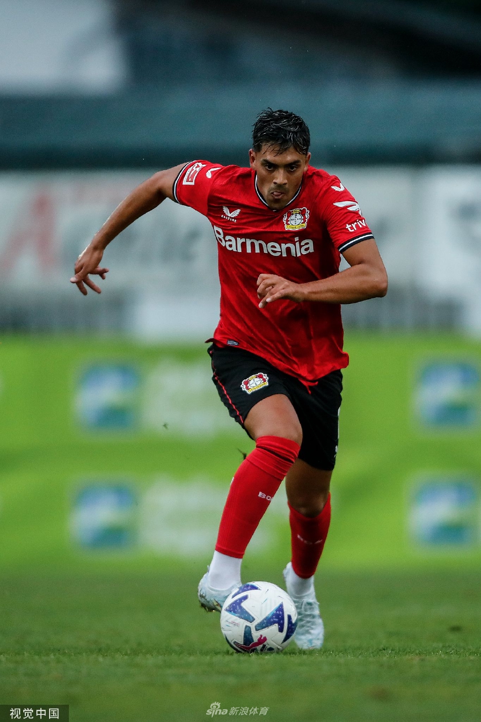 乌迪内斯门将飞身侧扑单掌击出来球，身体完全舒展如展翅雄鹰，背后看台上模糊的观众身影烘托出比赛紧张氛围