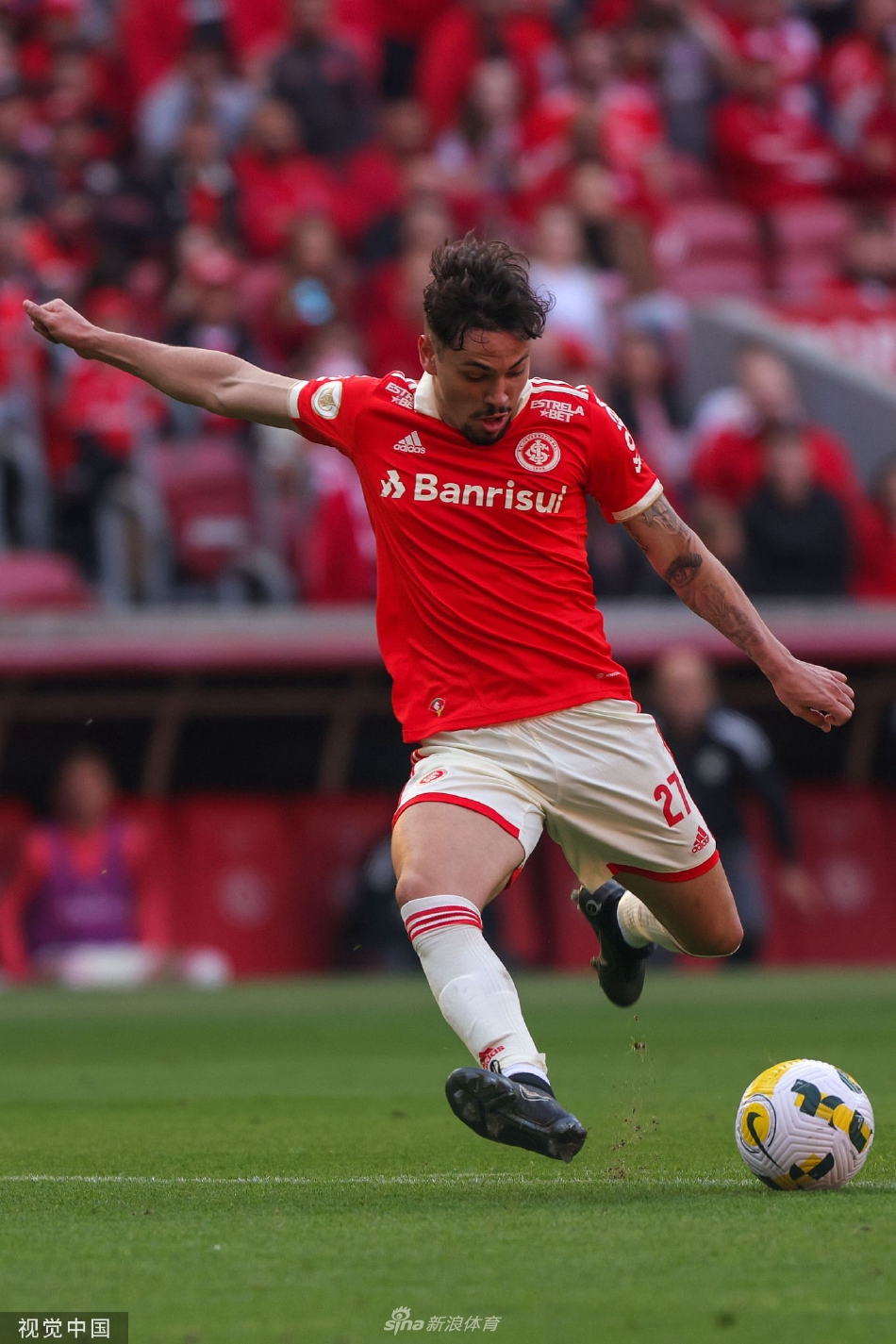 双方球员在中场展开激烈空中争顶，身体对抗激烈，展现了巴甲联赛的力量与激情。