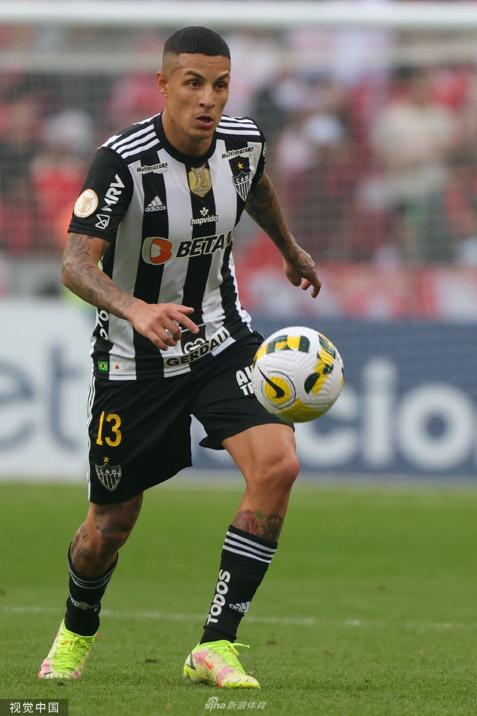 米内罗竞技门将飞身侧扑，指尖几乎触及皮球，却仍未能阻止那记角度刁钻的射门入网。