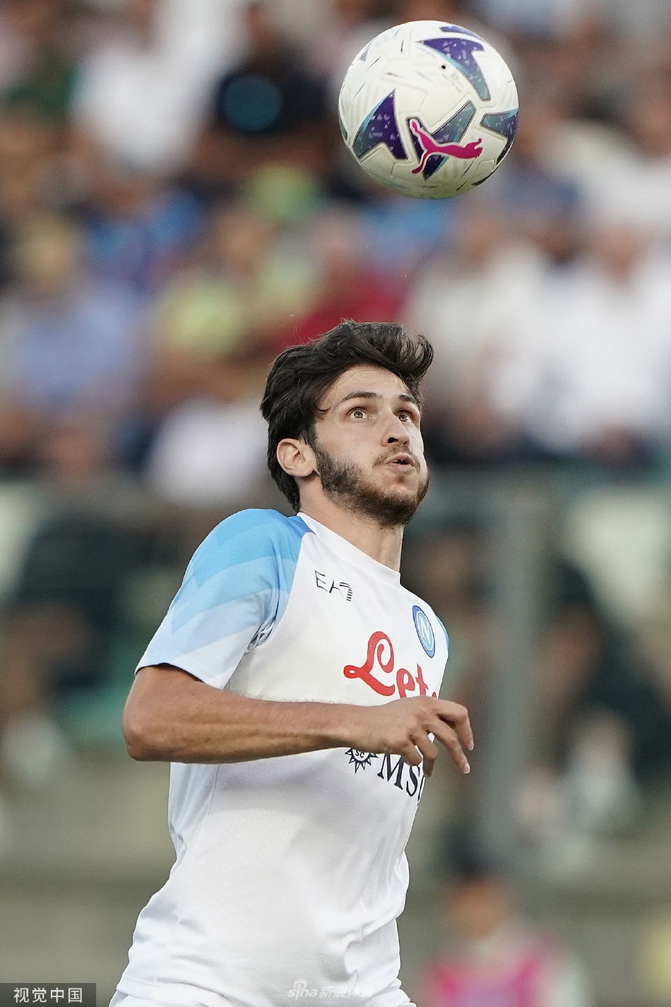 佩塔尼亚进球后张开双臂狂奔庆祝，释放激情点燃全场