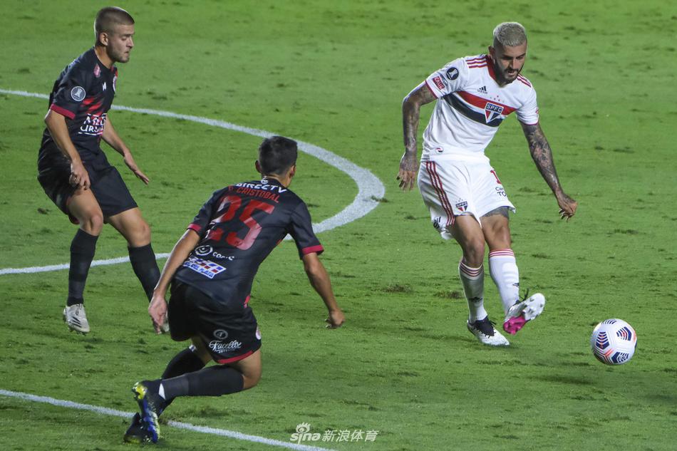 终场哨响后，圣保罗球员们肩并肩走向场边，向看台上久久不愿离去的球迷鼓掌致谢，场面温馨而充满力量。