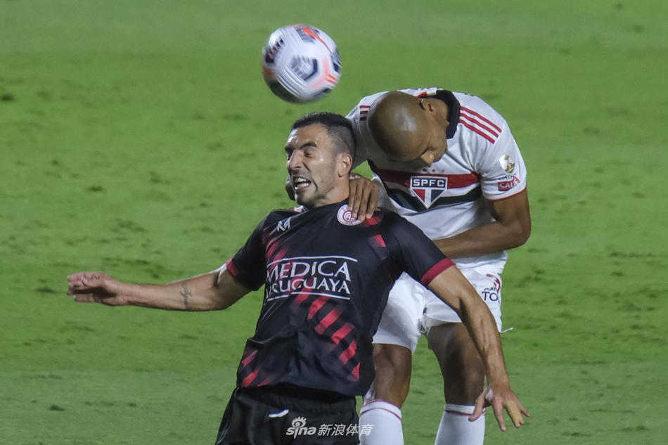 圣保罗进球功臣巴勃罗在人群中高高跃起，有力的甩头攻门，皮球划出一道弧线直奔球门死角，门将望球兴叹。