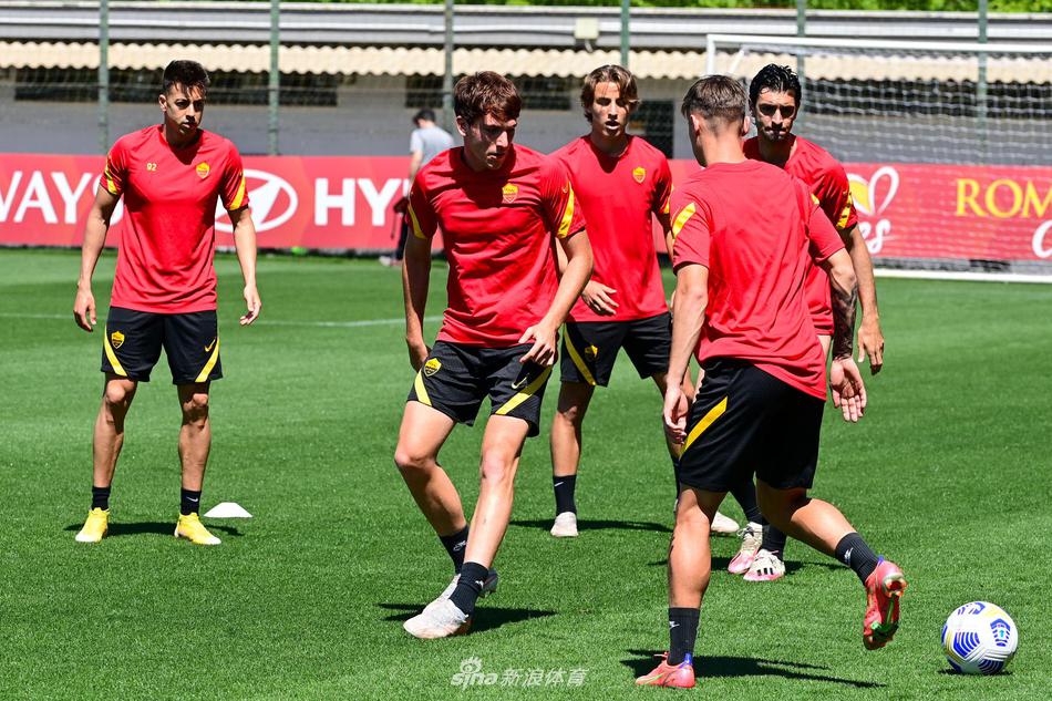 战术烙印，主教练保罗·丰塞卡双手比划，神情严峻地向球员们面授机宜，他的每一个手势都在试图刻画出撕开对手防线的完美路径。