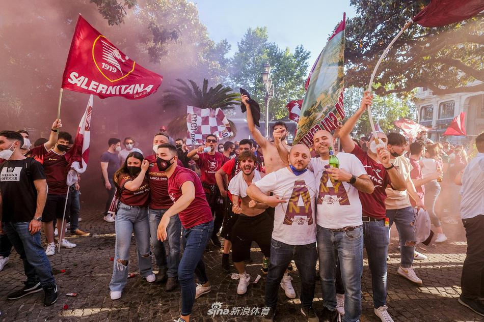  在城市的另一个角落，一家酒吧门口挤满了身穿红白间条衫的球迷。他们紧紧相拥，手中的啤酒杯激烈碰撞溅出泡沫，所有人都仰天呐喊，脸上的表情既有难以置信的惊喜，又有美梦成真的狂喜。