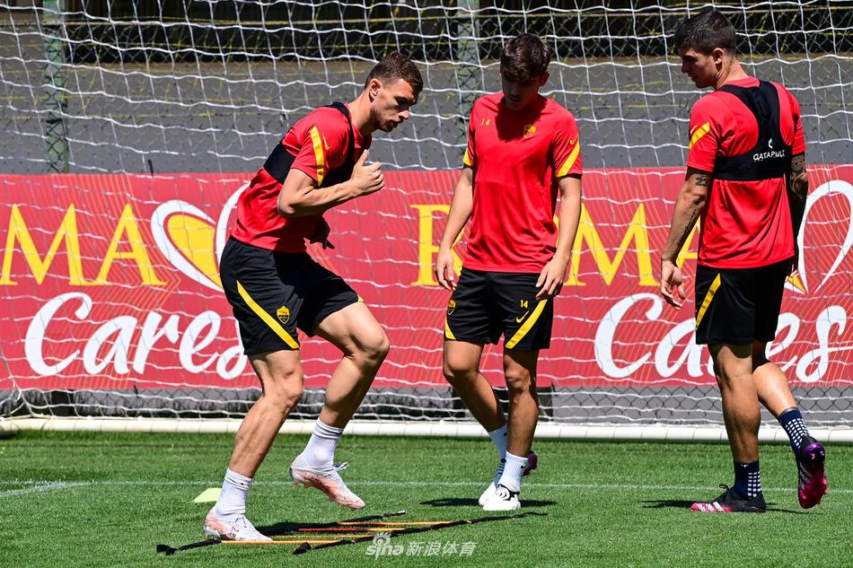 锋线利刃，罗马前锋们正在进行最后一击的专项练习，一记凌空抽射如出膛炮弹般直挂球门死角，定格在空中的皮球充满了力量与美感。