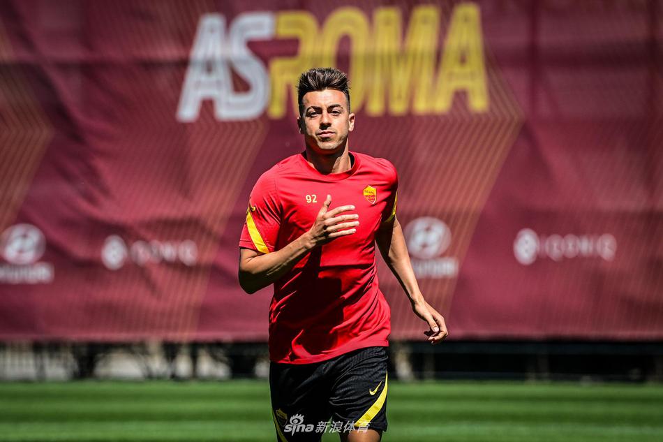 汗雨同辉，罗马众将在一组高强度的冲刺跑后短暂休息，阳光照射在他们被汗水浸透的球衣上，折射出耀眼的光芒，这是力量与坚韧的写照。