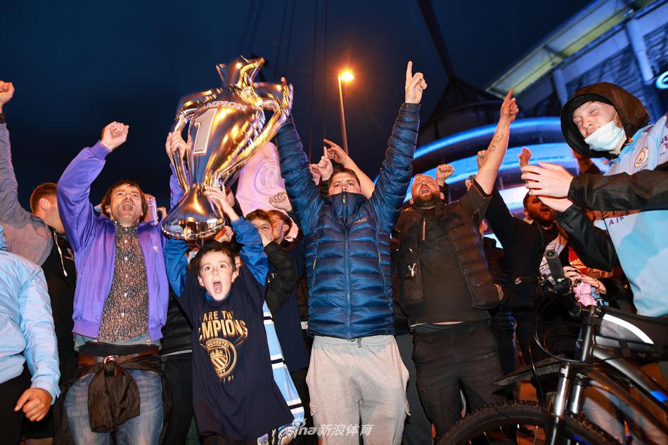 慶祝的人群逐漸散去，鏡頭對準了地面上遺落的一件破損的藍色曼城球衣，在煙火和彩屑的映襯下，它靜靜地躺在那裡，仿佛在訴說著這場狂歡的激烈與球迷們毫無保留的投入。