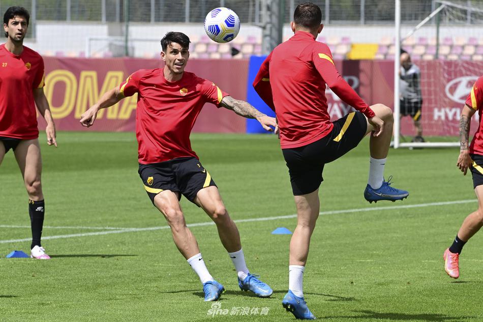 罗马全队在特里戈里亚基地进行慢跑热身，球员们神情专注，背景是湛蓝的罗马天空，绿茵场格外鲜亮。