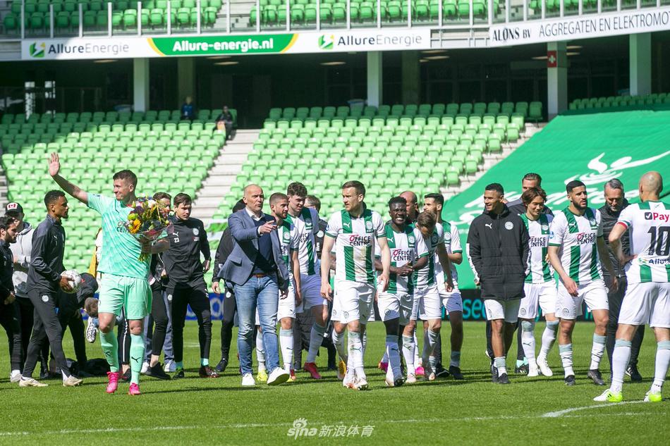 镜头拉近，帕特双手紧紧握住鲜花，脸上绽放出灿烂而纯净的笑容，那是一种被认可和被珍视的幸福表情。在他身旁，罗本同样笑得开怀，眼睛弯成一道弧线。鲜花的色彩与球员们明亮的球衣交相辉映，让整个画面洋溢着温馨与喜悦。