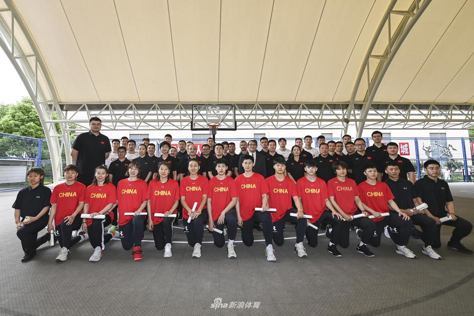 中国篮协主席姚明身着便装现身集训基地，他神情专注地为即将出征的将士们颁发集结函，眼神中充满期许与坚定。