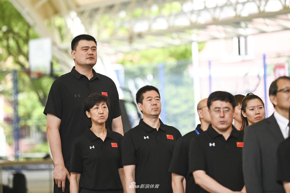 姚明将集结函递到女篮队员手中，画面中的杨舒予等年轻面孔上洋溢着激动与庄重，这一刻，使命与荣耀完成了无声的交接。