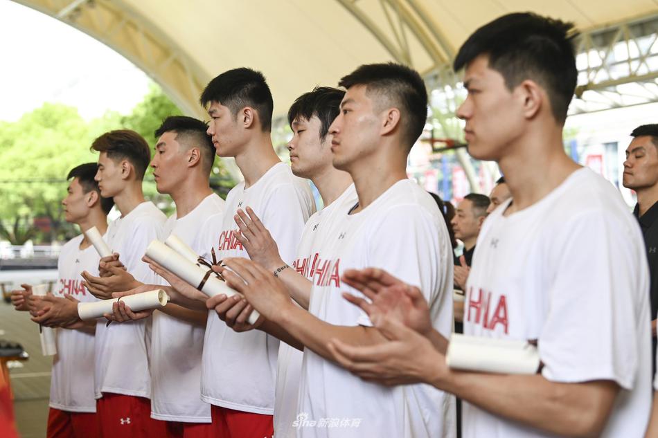 全体集训队员和教练组、保障团队在开训仪式后合影留念，大家身着统一的国家队队服，齐声呐喊口号，汇聚成一股无坚不摧的中国力量。