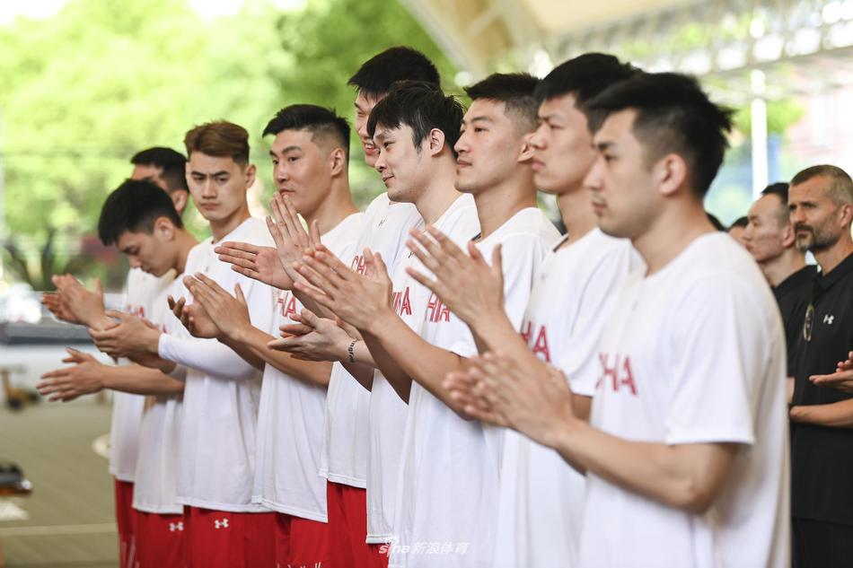 丁彦雨航在训练中目光如炬，他持球突破的动作依稀可见当年“四字外援”的风采，伤愈归来的他正努力在这片新战场上找回属于自己的荣光。