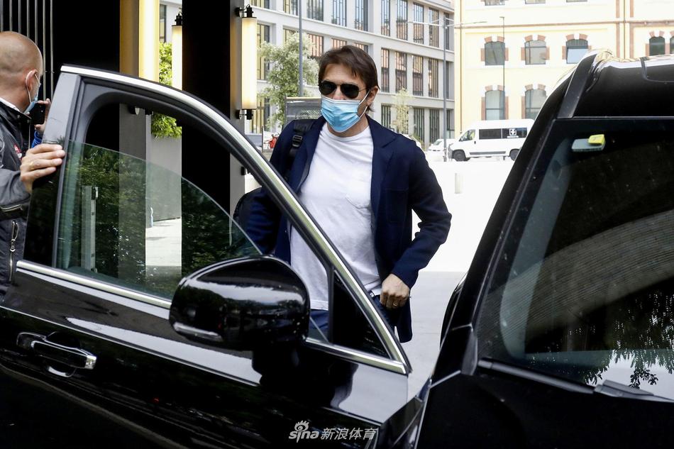 国米众将在室内宴会厅举杯同庆，桌上是开启的香槟与丰盛的晚宴，身后是见证荣耀的意甲冠军奖杯，在一片温馨的灯光下，每个人都沉浸在兄弟情谊与胜利的微醺中