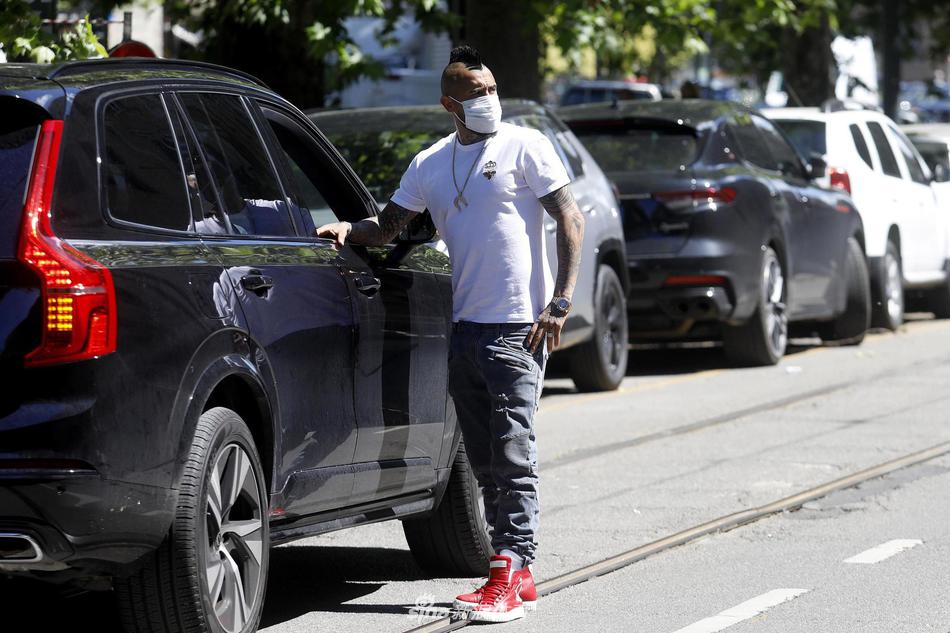 在五彩缤纷的夺冠纪念气球下，国际米兰的球员们簇拥着印有第19冠荣耀的特制T恤，镜头定格了他们青涩又充满朝气的笑容，这是属于蓝黑青春风暴的完美注脚