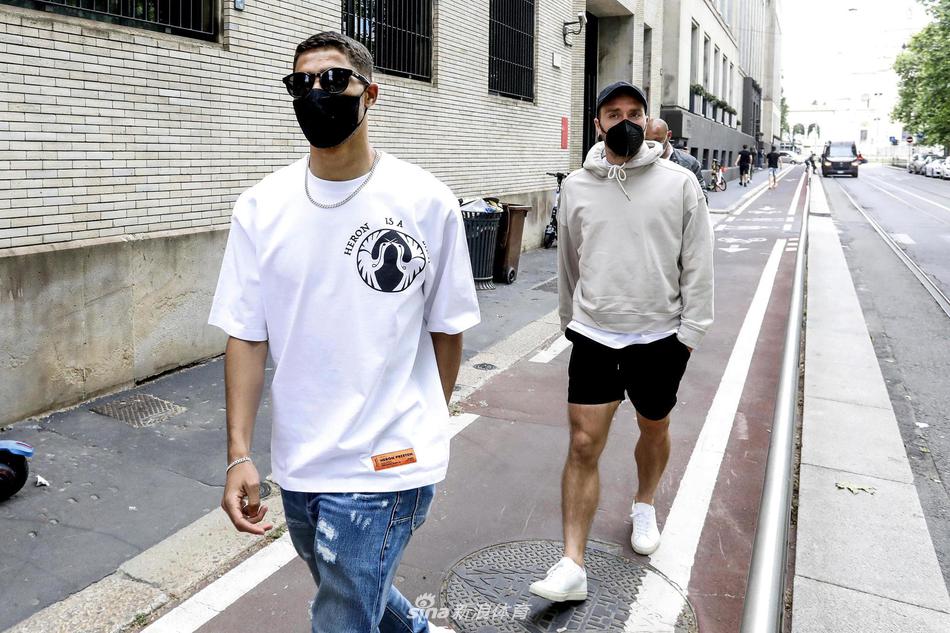 在苏宁体育训练中心的夺冠派对上，国际米兰将帅围成一圈，如众星捧月般将主帅孔蒂高高抛向空中，这一刻的孔蒂笑靥如花，尽情享受着弟子们送上的独特致敬