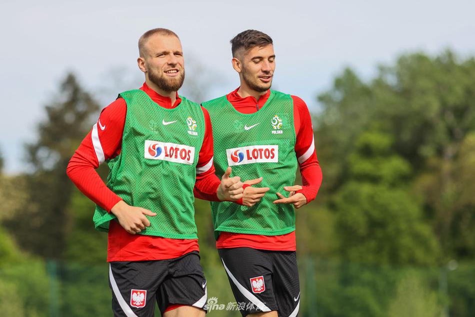 波兰国家队训练场上，队长莱万多夫斯基小跑入列，两侧的队友们面带笑容，整齐地鼓掌，用充满敬意的列队仪式欢迎这位王牌射手归队。