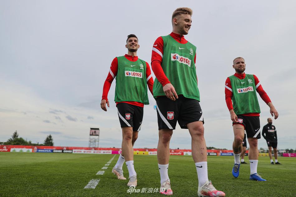 波兰国家队教练组在场边密切关注着训练进程，保罗·索萨神情专注地与助手交流，他的战术板和高空的无人机镜头，记录着训练中的每一个细节。