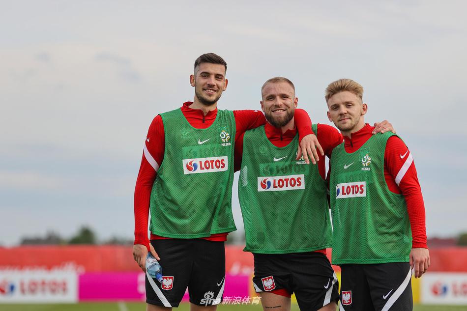 训练场上，波兰国脚们正在进行高强度的分组对抗，镜头捕捉到莱万多夫斯基全神贯注地争抢头球，展现出球队在备战中一丝不苟的竞技状态。