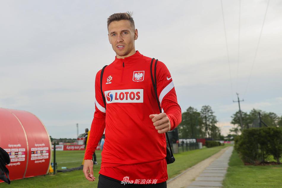 夕阳的余晖下，波兰国家队的球员们围成一圈，莱万多夫斯基站在中间鼓舞士气，这一幕象征着全队上下团结一心，为即将到来的欧洲杯征程许下坚定的承诺。