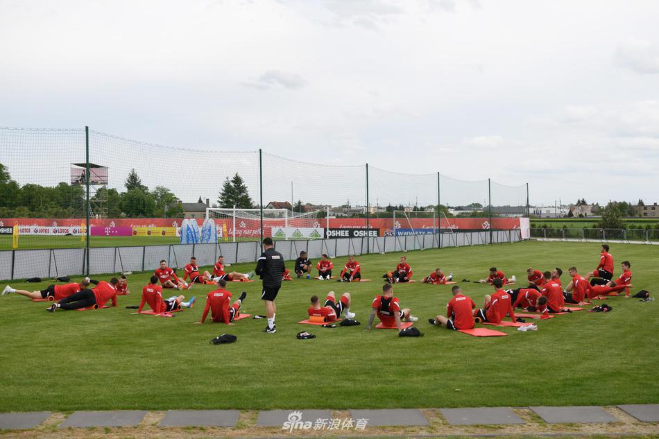 奥帕莱尼察的阳光洒在训练场上，波兰中场球员泽林斯基在慢跑中抬头观察队友位置，举手投足间尽显中场指挥官的风采。