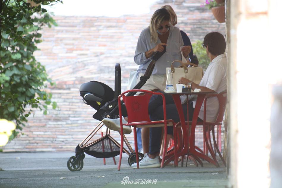 罗马的阳光穿过树叶洒在一家三口身上，小因扎吉推着婴儿车缓缓前行，妻子挽着他的手臂，这一刻的惬意与温馨，胜过千言万语。