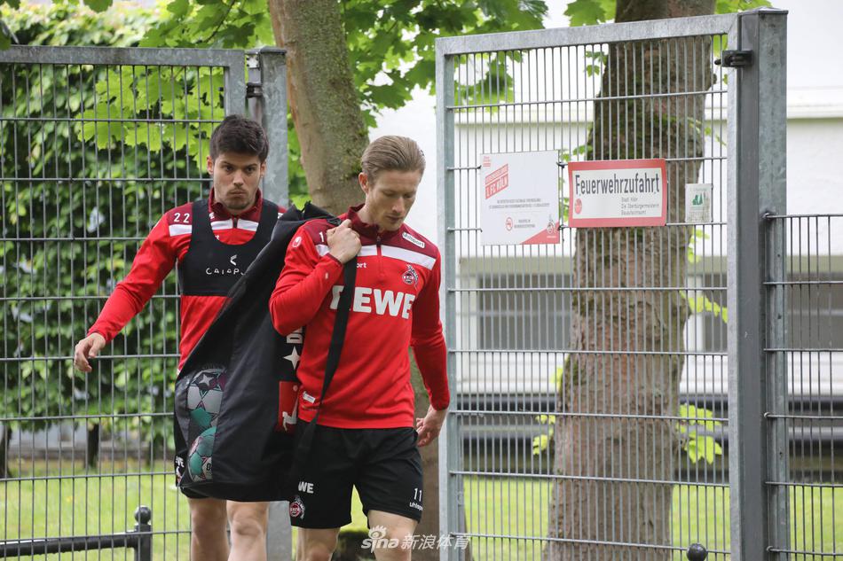 主教练芬克尔在场边双手插兜，神情严肃地注视着场上球员的每一个动作。