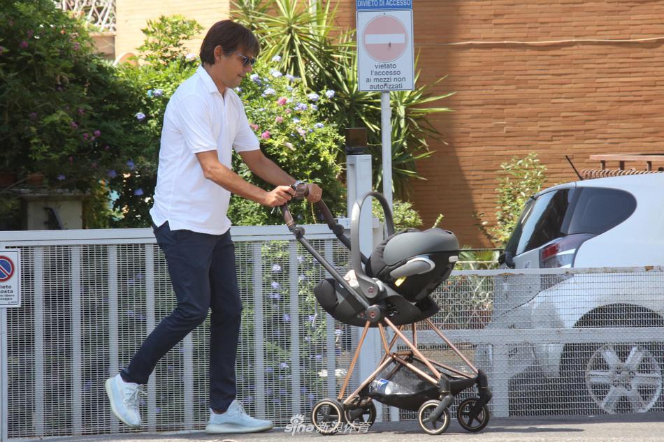 走在罗马古老的街道上，小因扎吉微微侧身倾听妻子说话，推婴儿车的手却未曾松开，石板路见证着这对夫妻平凡而笃定的幸福时光。