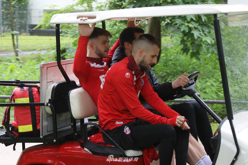 训练结束后，队长赫克托独自加练定位球，夕阳的余晖勾勒出他孤独而坚定的身影。