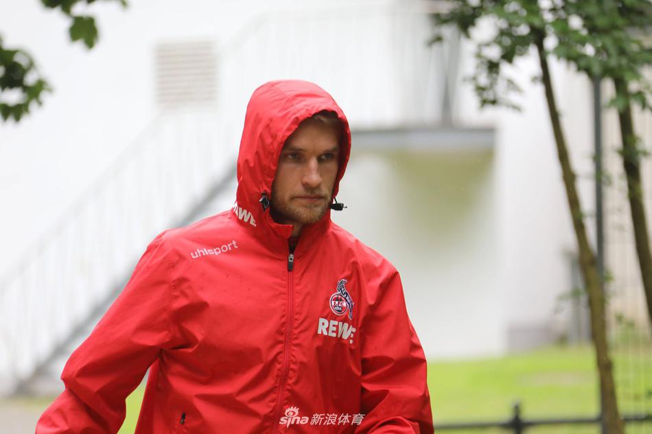 前锋安德松在抢圈游戏中全力争顶，展现出极强的求胜欲望和身体对抗能力。