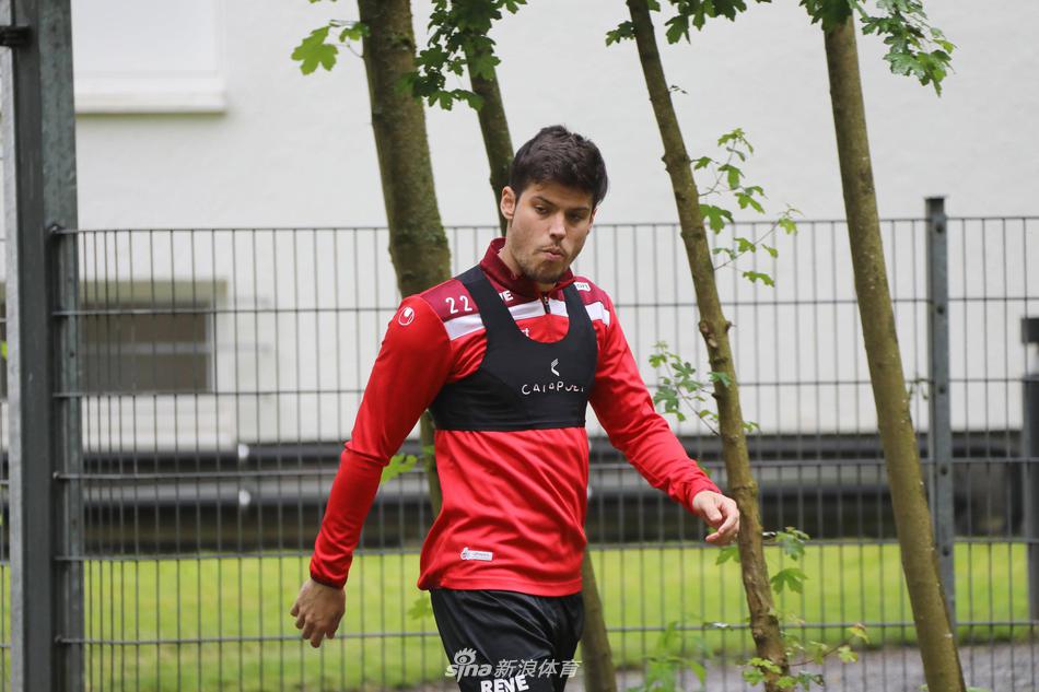 训练场上，球员们进行高强度的分组对抗，场边的教练组成员则大声呼喊指挥跑位。