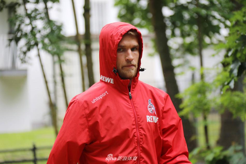 训练开始前，几名科隆球员围成一圈，用简短的交流和有力的击掌互相鼓劲。